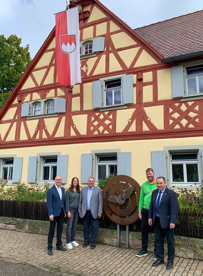 Wir freuen uns über dieses besondere Ereignis: 1. Bürgermeister Dieter Lenzer, Elisa Schneider, 1. Vorsitzender des Bürgerhausvereins Harald Heinritz, Stadtrat Jürgen Adler und 2. Bürgermeister Hans Brummer (von links)